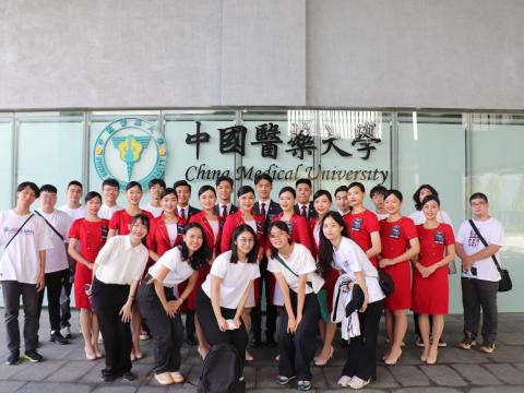 紫薔薇親善大使與志工同學準備前往國慶服務會場.JPG
