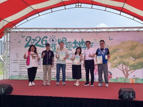 1150419林孟亮學務長代表領取「2026護眼愛地球 共植希望 永續未來」活動感謝狀.jpg